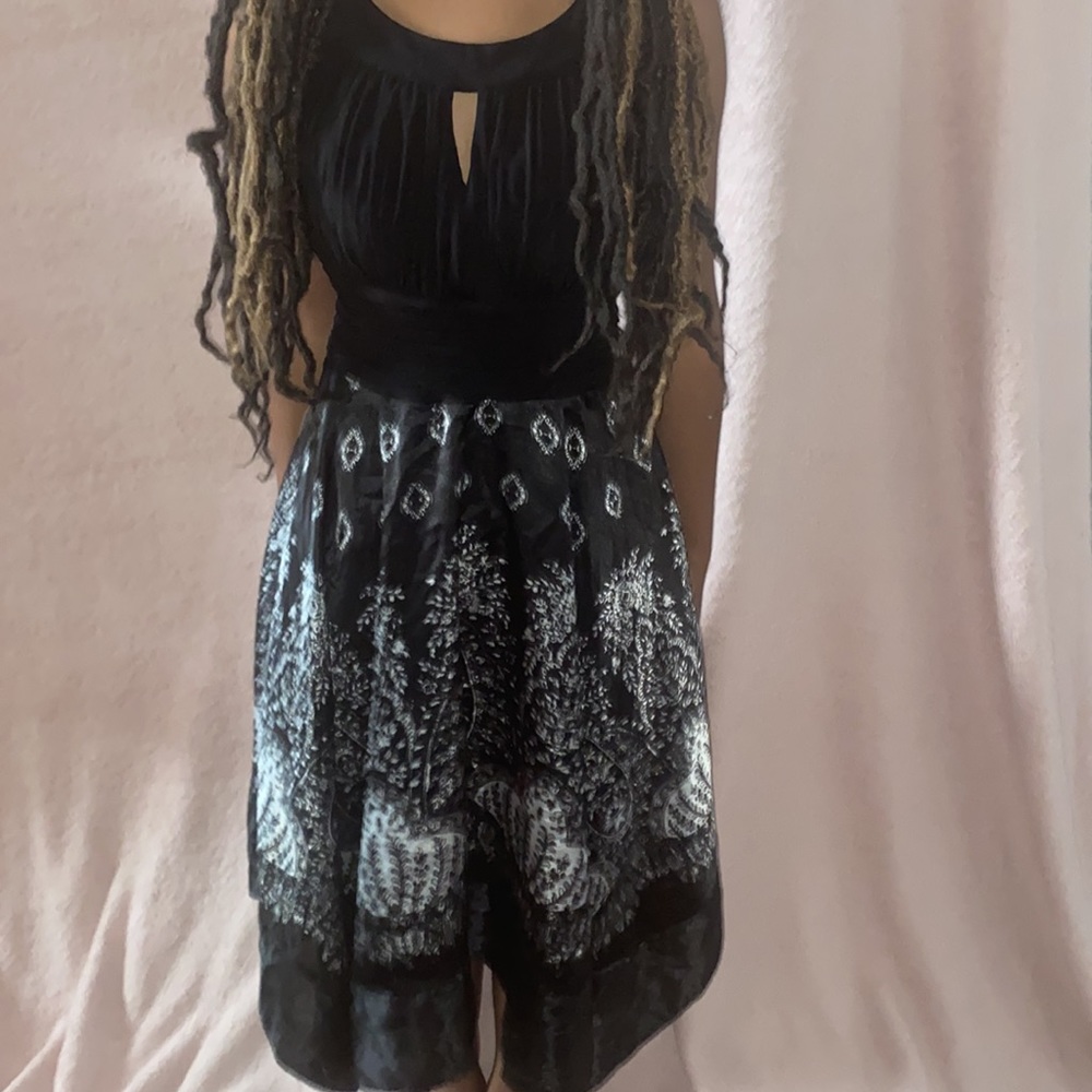 Dress. - Picture 2 of 8